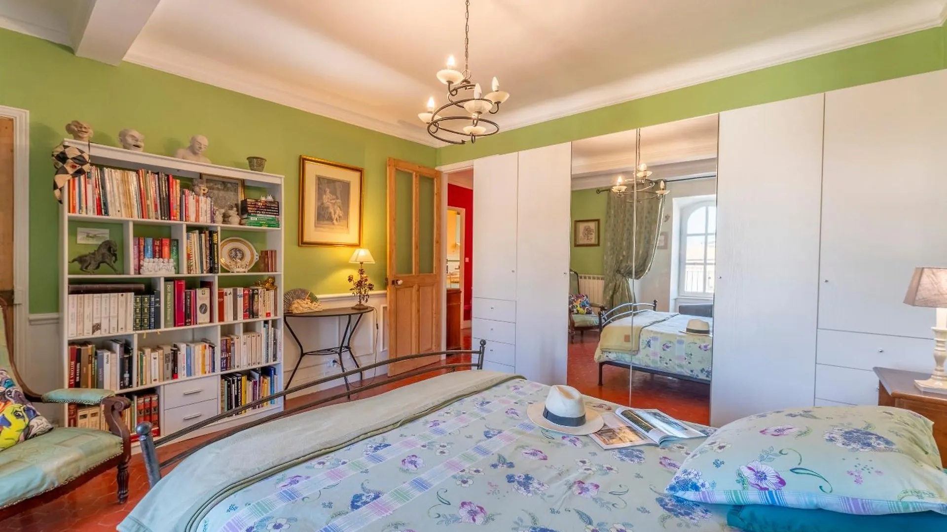 Appart Face Au Palais Des Papes Avignon Apartman